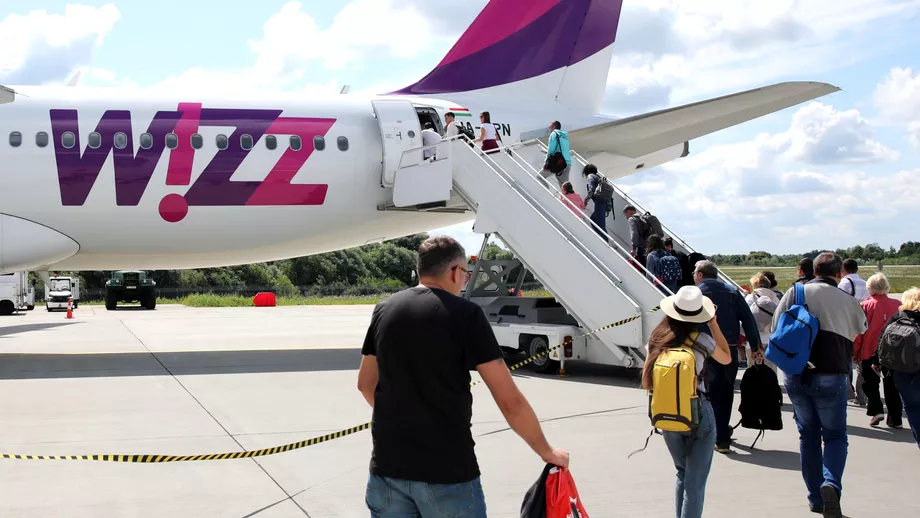 Zeci de romani lasati pe aeroportul din Barcelona dupa ce Wizz Air a vandut prea multe bilete Raspunsul companiei