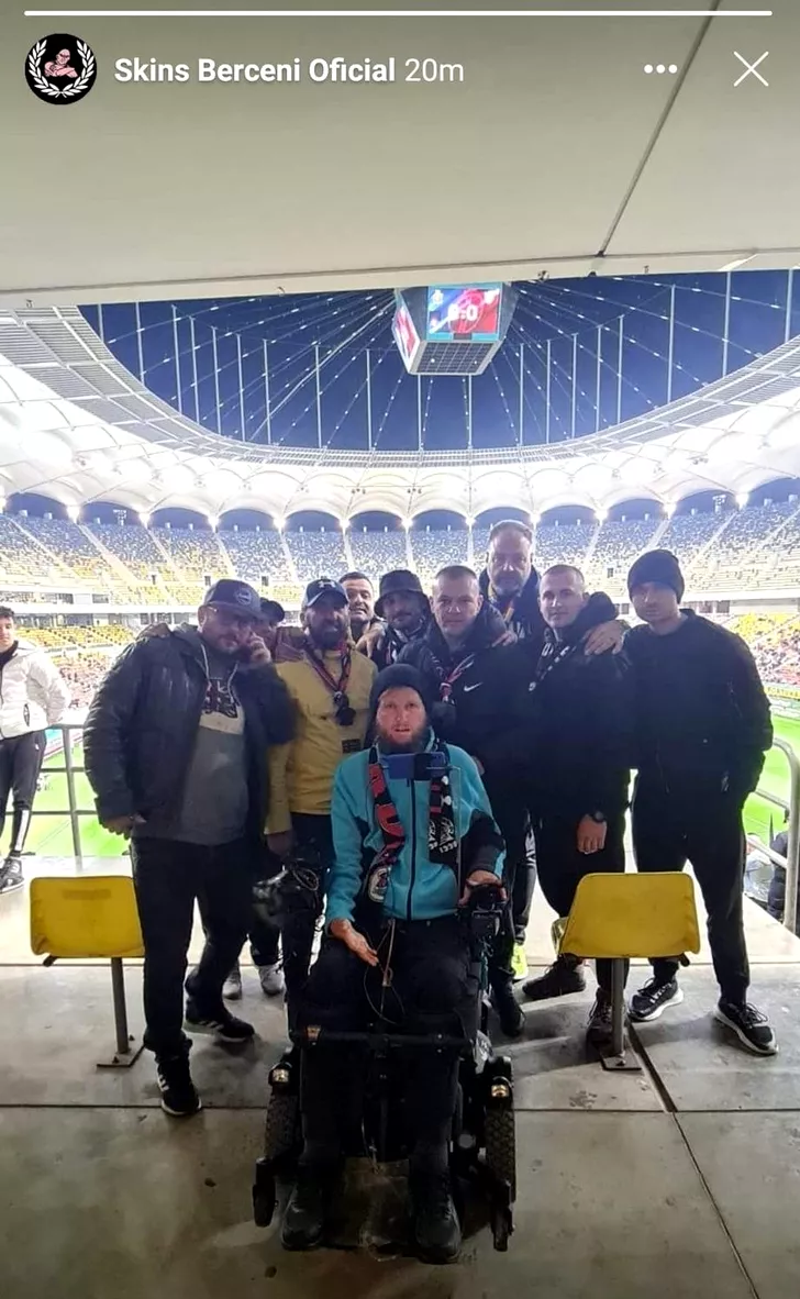 Mihai Neșu, alături de Gheorghe Mustață și grupul Skins Berceni la meciul dintre FCSB și FC Voluntari