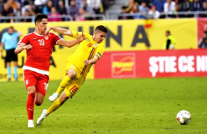 Răzvan Marin într-un duel pentru balon cu Sașa Lukic în meciul România - Serbia din Liga Națiunilor