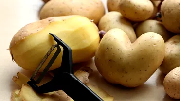 Cum sa cureti cartofii in timp record Trucul secret al bucatarilor de top