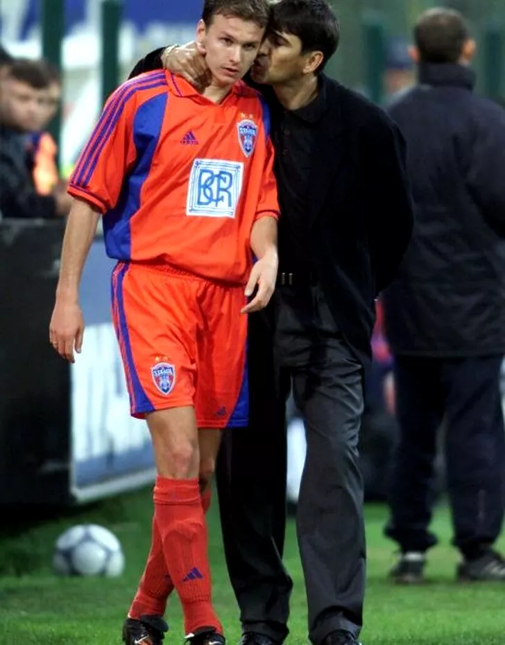 Victor Pițurcă îi dă ultimile indicații lui Cristi Ciocoiu în pauza meciului Steaua – Astra 1-3 din etapa 9 a sezonului 2000-2001 (14 octombrie 2000)
