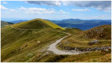 Unul dintre cele mai spectaculoase drumuri din Romania de care autoritatile isi bat joc Are peisajele deosebite dar putini romani ajung sa le si vada