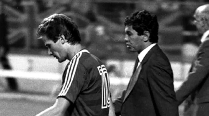 Mircea Lucescu, tânărul antrenor al echipei naționale în 1984, și căpitanul echipei naționale, Loți Boloni. Trecerea anilor avea să-i învrăjbească nemeritat...