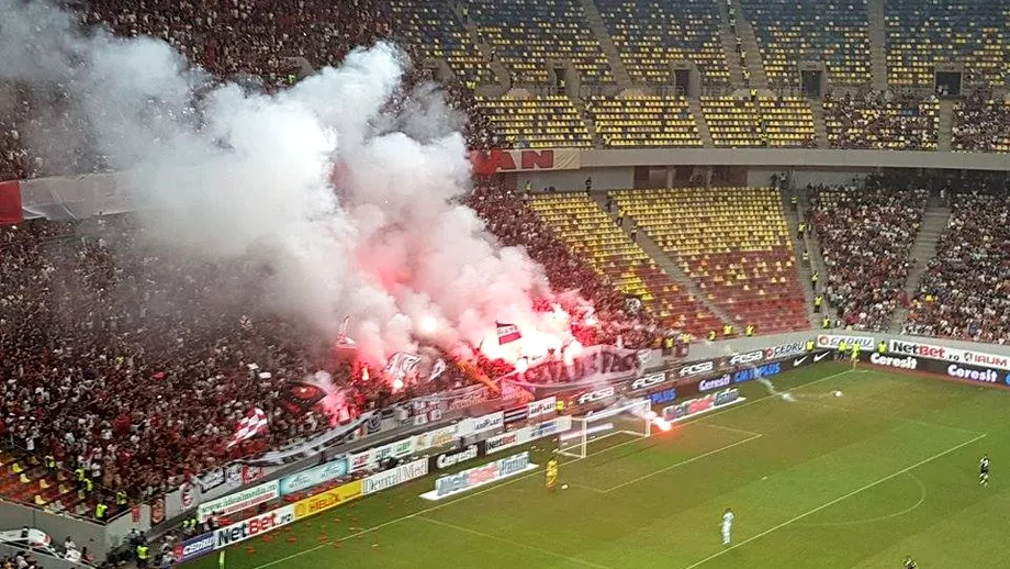 Derbyul FCSBDinamo intrerupt 3 minute Fanii au aruncat cu torte in teren