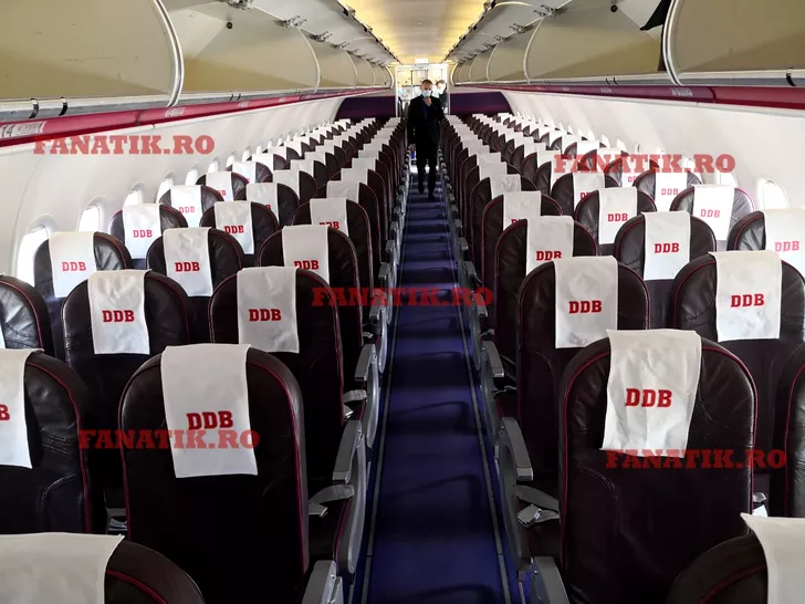 Aeronava este „gatita” in culorile alb-rosii, iar pe scaune se afla sigla DDB