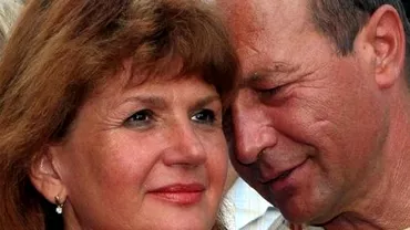 Tineri si total schimbati Imaginea cu Traian Basescu sotia sa Maria si fiicele lor in urma cu 20 de ani