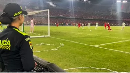 Gestul total neașteptat făcut de o polițistă la un meci de fotbal! Imagini...