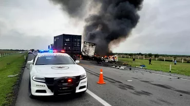 Cel putin 27 de morti intrun accident in Mexic O duba sa tamponat cu un camion si a luat foc