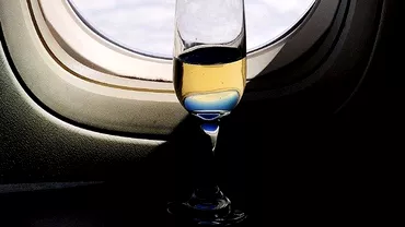 Cum poti sa primesti gratuit un pahar de vin in avion Trucul pe care putini pasageri il stiu