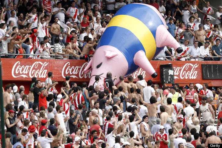 Fanii lui River Plate îi consideră pe cei de la Boca Juniors porci şi le arată în tribună