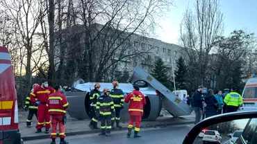 Accident cu trei masini in Bucuresti doua eleve au fost lovite in timp ce se aflau pe trotuar Soferul vinovat era drogat Update