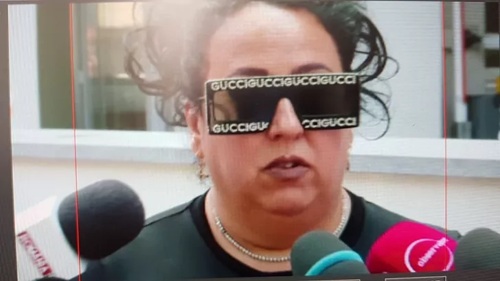 Slum satire Backward Apariție extravagantă a avocatei lui Radu Mazăre! La penitenciar cu ochelari  Gucci de 900 euro - Fanatik.ro