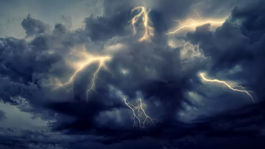 Alerta cod galben de vreme rea de la ANM Jumatate din Romania va fi lovita de furtuni si descarcari electrice