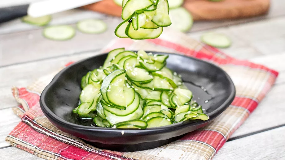 Salata geniala de castraveti ceapa verde si menta Reteta e simpla si are un gust deosebit