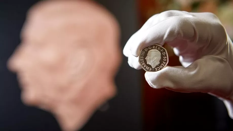 Primele monede cu chipul Regelui Charles al IIIlea au fost puse in circulatie Spre deosebire de Regina Elisabeta acesta nu poarta coroana