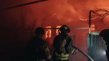 Incendiu puternic in Olt Doua persoane au fost gasite moarte in casa Ce a declansat focul