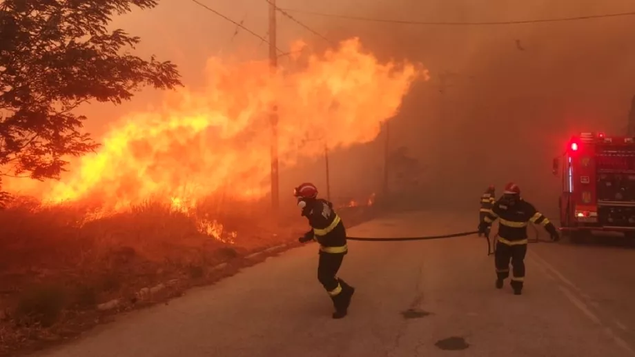Incendiile devasteaza Grecia Scene dramatice pe insula Lesbos Populatia unui sat evacuata Foto