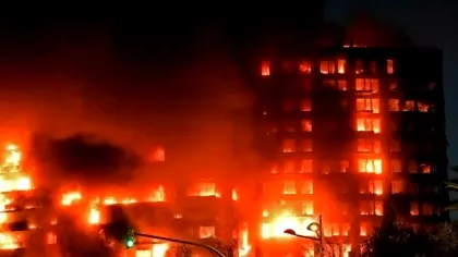 Incendiu de proporții. Un bloc de 14 etaje a fost înghițit de flăcări,...