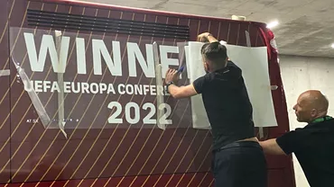 Autocarul lui AS Roma personalizat dupa castigarea Conference League Foto  Video