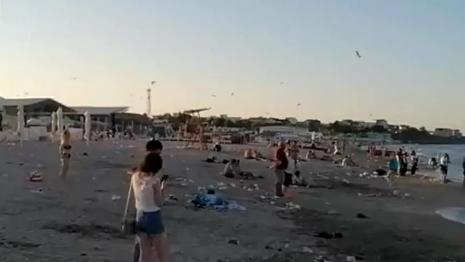 Mormane de gunoaie lasate pe plaja de turistii veniti pe litoral Mamaia si Costinesti sufocate de mizerie