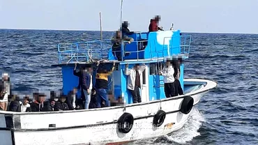 Zeci de migranti salvati de Garda de Coasta Se aflau pe o ambarcatiune fragila fara veste de salvare