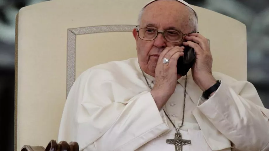 Papa Francisc sia intrerupt audienta din Piata Sfantul Petru pentru a vorbi la telefon Cat ia lasat pe credinciosi sa astepte