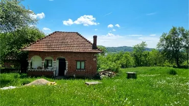 O familie din Bucuresti a transformat o casa veche de la tara intro casa superba de locuit Foto