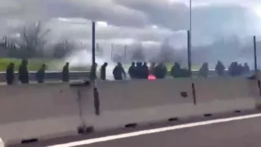 Incidente grave in Italia un fan a fost injunghiat O autostrada a fost inchisa dupa ce ultrasii lui Napoli si cei ai lui AS Roma sau luat la bataie Video
