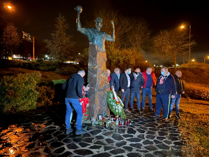 Marian Cozma, comemorat în Ungaria! Oficialii de la Dinamo şi Veszprem au depus coroane de flori la statuia handbalistului. Video (2)