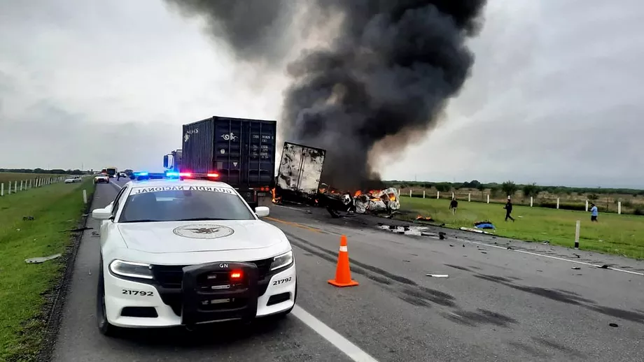 Cel putin 27 de morti intrun accident in Mexic O duba sa tamponat cu un camion si a luat foc