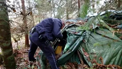 Scheletul unui român din Bacău, găsit într-un cort, într-o pădure din Germania. Lângă...
