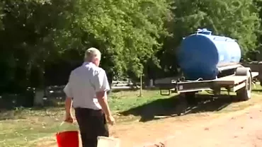 Localitatea din Romania care a ramas fara apa Oamenii sunt nevoiti sasi umple galetile de la o cisterna adusa la primarie