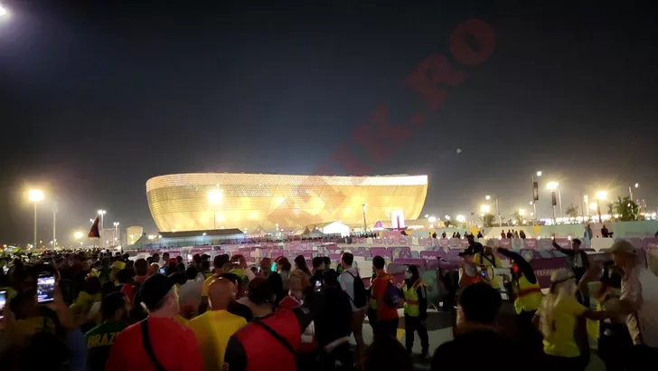 Fanii mergând spre strălucitor stadion din Doha. Sursa: Fanatik