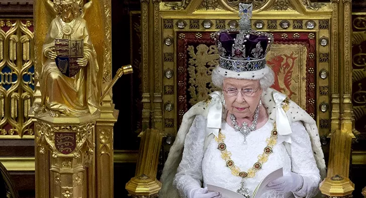 De ce poartă mereu mănuși regina Elisabeta a Marii Britanii. Puțini știu explicația
