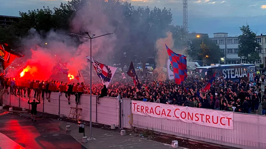 Sarbatoare in Ghencea dupa ce CSA Steaua a promovat in Liga 2 Fanii au intrat pe stadion Video