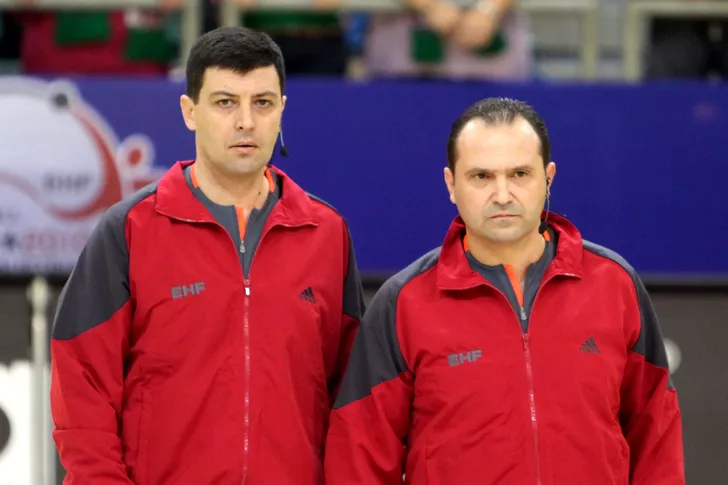 Sorin Dinu (stânga) şi Constantin Din (drepta), pe vremea când erau arbitrii