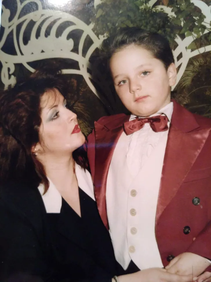 Carmen Radulescu și fiul ei, în copilărie. Sursă foto: Arhivă personală