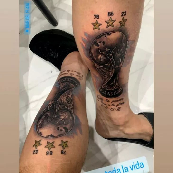 Emiliano Martinez și-a tatuat trofeul Cupei Mondiale pe piciorul stâng. Sursă foto: captură Instagram - @mandinha_martinez.