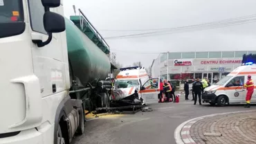 Accident ingrozitor in Targu Jiu Un mort si doi raniti grav dupa ce o ambulanta a fost lovita de o cisterna