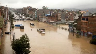 Foto Inundatii catastrofale in India si Nepal cel putin 150 de morti si zeci de disparuti