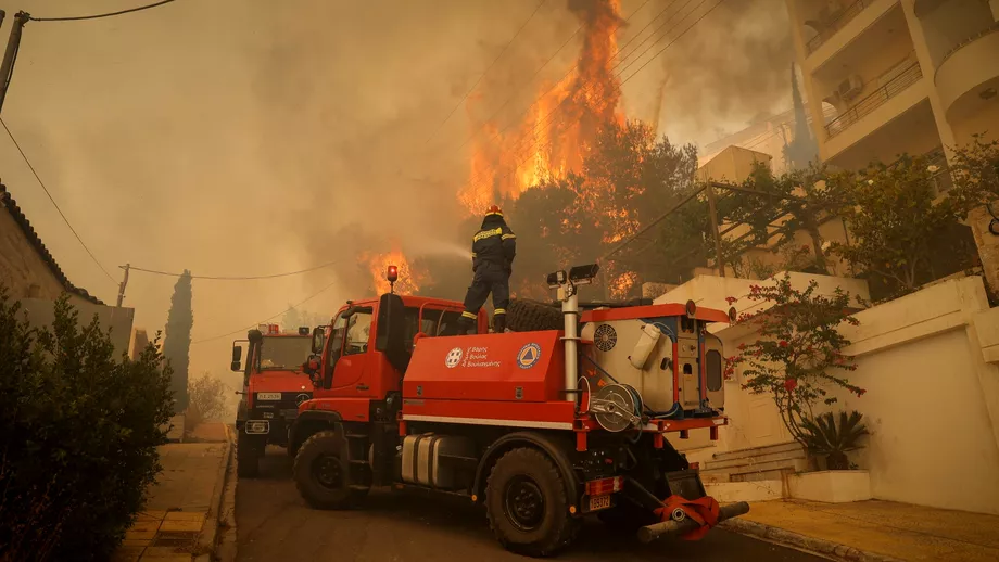 Alerta pentru romanii care pleaca in Grecia Incendiu scapat de sub control pe o insula preferata de turisti Un sat intreg a fost evacuat