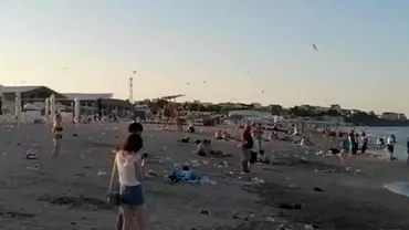 Mormane de gunoaie lasate pe plajă de turiştii veniţi pe litoral. Mamaia şi Costineşti, sufocate de mizerie