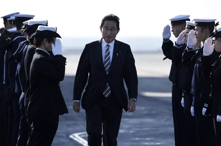 Premierul Kishida, salutând marinarii militari japonezi