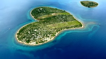 Cat costa sa locuiesti pe Insula Iubirii O parte dintro insula in forma de inima din Croatia este scoasa la vanzare