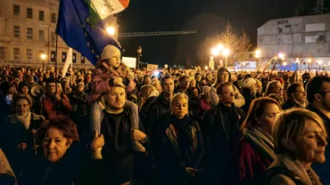 Ungurii au iesit in strada cu zecile de mii Protest masiv la Budapesta oamenii pun presiune pe guvernul Orban in scandalul de pedofilie