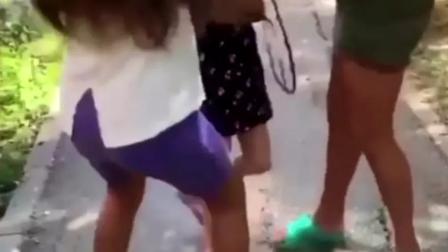 O fata de 12 ani batuta fara mila de colege Agresiunea a fost filmata si pusa pe internet