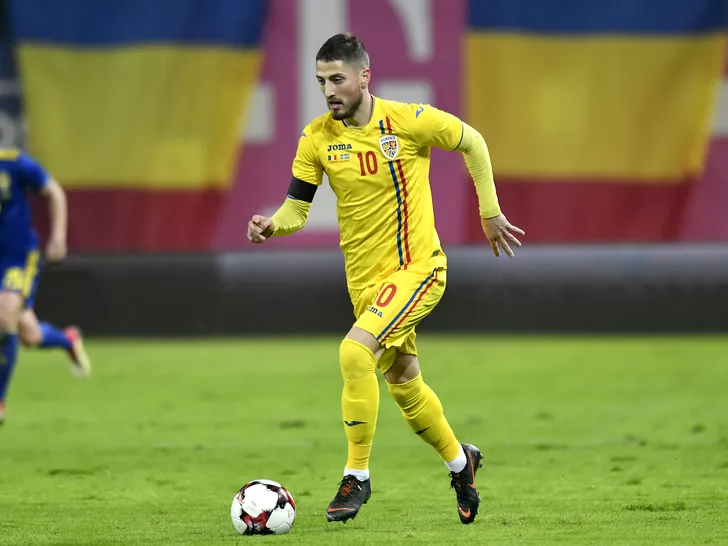 Gicu Grozav atacând poarta Suediei în meciul amical jucat în Craiova