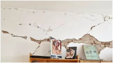Panica la o scoala din Targu Jiu afectata de cutremure Bucati din tavan cazute in timpul orei