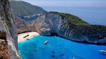 Plaja populara din Grecia care va fi inchisa E pe o insula frecventata de multi turisti romani
