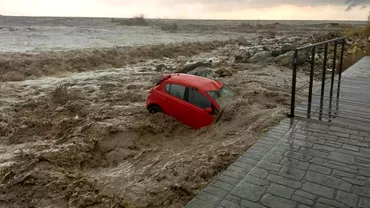 Video Centrul Greciei devastat de furtuni Inundatii cumplite valurile uriase au dus masinile in mare